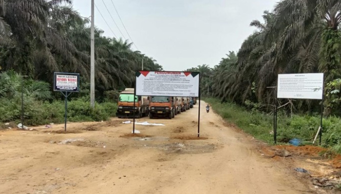 Eks Bos Pabrik yang Tuntut Pesangon di Inhu Kini Pasang Plang di Jalan